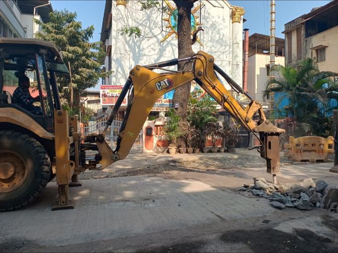The repair of the cracks in the concrete road has started | काँक्रिट रस्त्याला पडलेले तडे-भेगा यांची दुरुस्ती सुरू झाली The repair of the cracks in the concrete road has started | काँक्रिट रस्त्याला पडलेले तडे-भेगा यांची दुरुस्ती सुरू झाली