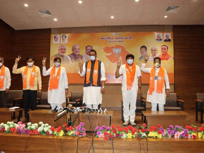 Gujarat's politics ... 5 MLAs resign from Congress and join BJP | राजीनामा देऊन काँग्रेसच्या 5 आमदारांचा भाजपात प्रवेश