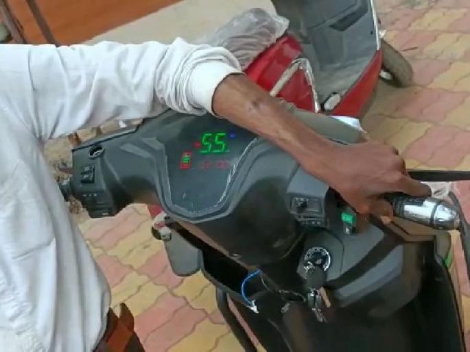 illegal modifications to electric bikes to increase speed limit, causes vehicles to fire and accident | खप वाढविण्यासाठी इलेक्ट्रिक बाइकमध्ये जीवघेणा बदल; चंद्रपुरात धक्कादायक प्रकार उघडकीस illegal modifications to electric bikes to increase speed limit, causes vehicles to fire and accident | खप वाढविण्यासाठी इलेक्ट्रिक बाइकमध्ये जीवघेणा बदल; चंद्रपुरात धक्कादायक प्रकार उघडकीस