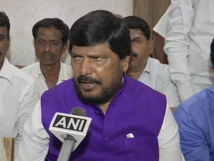 Ramdas Athawale announced Rs 50 lakhs fund for kolhapur, sangali flood victims | रामदास आठवलेंनी पूरग्रस्तांना केली भरघोस मदत; खासदार, आमदारांनाही आवाहन