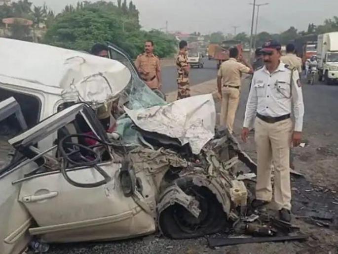 Terrible accident on Mumbai-Ahmedabad highway, three dead and two seriously injured | मुंबई-अहमदाबाद महामार्गावर भीषण अपघात, तिघांचा मृत्यू तर दोघे गंभीर जखमी Terrible accident on Mumbai-Ahmedabad highway, three dead and two seriously injured | मुंबई-अहमदाबाद महामार्गावर भीषण अपघात, तिघांचा मृत्यू तर दोघे गंभीर जखमी