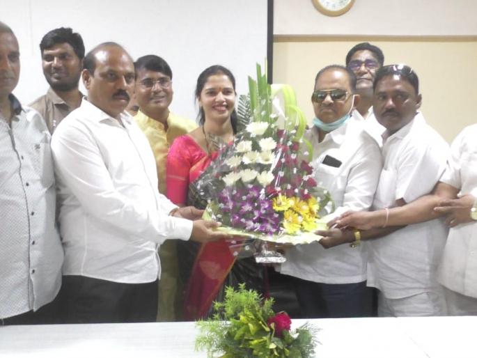 Shiv Sena still has majority BJP Candidate win in Bhiwandi Panchayat Samiti chairperson post | शिवसेनेकडे संख्याबळ तरीही 'या' पंचायत समिती सभापतीपदावर भाजपाचा झेंडा; शिवसैनिक नाराज Shiv Sena still has majority BJP Candidate win in Bhiwandi Panchayat Samiti chairperson post | शिवसेनेकडे संख्याबळ तरीही 'या' पंचायत समिती सभापतीपदावर भाजपाचा झेंडा; शिवसैनिक नाराज
