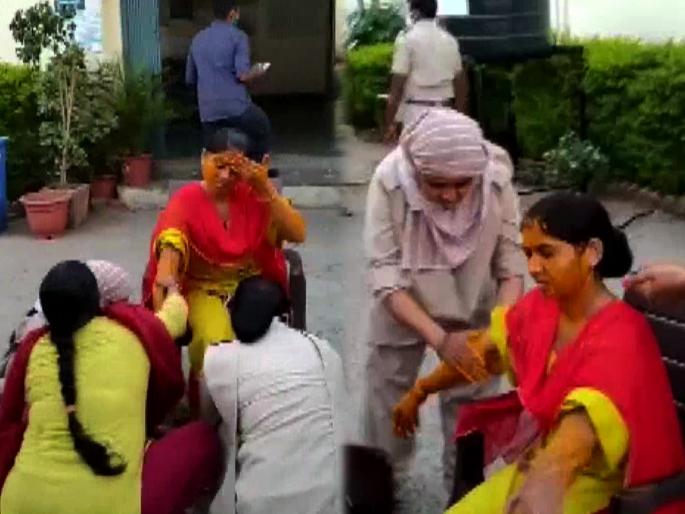Haldi ceremony arranged for a female constable at police station as she didnt get leave | सुट्टी मिळाली नाही म्हणून पोलीस स्टेशनमध्येच उरकला महिला कॉन्स्टेबलचा हळदीचा कार्यक्रम! Haldi ceremony arranged for a female constable at police station as she didnt get leave | सुट्टी मिळाली नाही म्हणून पोलीस स्टेशनमध्येच उरकला महिला कॉन्स्टेबलचा हळदीचा कार्यक्रम!