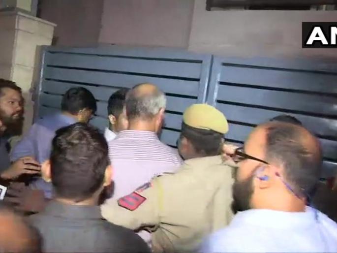 HighHoltage Drama at Chidambaram's house;CBI official jumps the gate of P Chidambaram's residence to get inside | Video: चिदंबरम यांच्या घरी हायव्होल्टेज ड्रामा; गेटवरुन उड्या मारुन सीबीआय अधिकारी घरात दाखल HighHoltage Drama at Chidambaram's house;CBI official jumps the gate of P Chidambaram's residence to get inside | Video: चिदंबरम यांच्या घरी हायव्होल्टेज ड्रामा; गेटवरुन उड्या मारुन सीबीआय अधिकारी घरात दाखल
