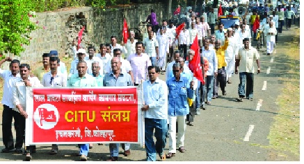 Ichalkaranji Sising-Warping Workers' Front: To call off the office on Friday, request to the province's office | इचलकरंजीत सायझिंग-वार्पिंग कामगारांचा मोर्चा : शुक्रवारी कार्यालयाला टाळे ठोकणार,प्रांत कार्यालयाला निवेदन Ichalkaranji Sising-Warping Workers' Front: To call off the office on Friday, request to the province's office | इचलकरंजीत सायझिंग-वार्पिंग कामगारांचा मोर्चा : शुक्रवारी कार्यालयाला टाळे ठोकणार,प्रांत कार्यालयाला निवेदन