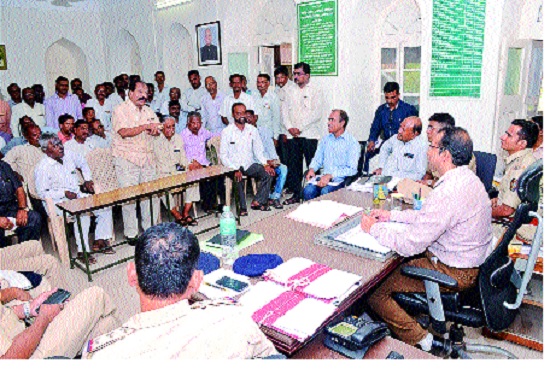 Meet the farmers and only after the survey of the railways is incomplete: Hathkangale to Kabanur-Committee | शेतकऱ्यांना गाडा अन् मगच रेल्वेचा सर्व्हे करा बैठक निष्फळ : हातकणंगले ते कबनूर-समितीचा विरोध कायम