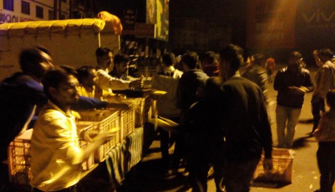 Banana for the devotees by Ichalkaranji businessmen, water allocation - this sixth year this year | इचलकरंजीच्या व्यावसायिकांंकडून भाविकासाठी केळी, पाणी वाटप--यंदाचे सहावे वर्ष