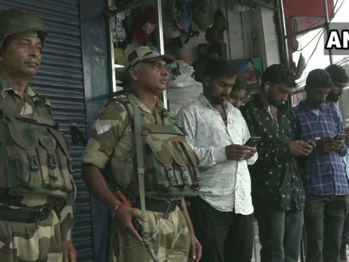 Article 370:Internet And Telecom Services Restored In Jammu And Kashmir Situation Also Improving | कलम 370: जम्मूमध्ये 2G इंटरनेट सेवा सुरु तर काश्मीरात फोन सेवांवरील निर्बंध हटविले  Article 370:Internet And Telecom Services Restored In Jammu And Kashmir Situation Also Improving | कलम 370: जम्मूमध्ये 2G इंटरनेट सेवा सुरु तर काश्मीरात फोन सेवांवरील निर्बंध हटविले