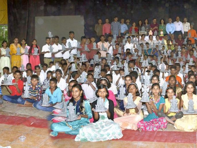 Five hundred children from Nashik have been created from bamboo soil, and also have an eco-friendly environment | नाशिकच्या पाचशे मुलांनी शाडू मातीपासून बनविले पर्यावरणस्नेही बाप्पा