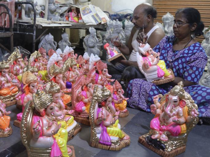 Shree idol of 3 thousand eco-friendly Bapas created in Solapur | सोलापुरात तयार झाल्या ११ हजार इको फ्रेंडली बाप्पांच्या ‘श्री’ मूर्ती Shree idol of 3 thousand eco-friendly Bapas created in Solapur | सोलापुरात तयार झाल्या ११ हजार इको फ्रेंडली बाप्पांच्या ‘श्री’ मूर्ती