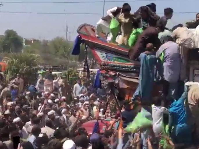 Pakistan Economic Crisis: Pakistan's problems have increased! Chengrachingri for flour; Shocking video viral | Pakistan Economic Crisis : पाकिस्तानच्या अडचणी आणखी वाढल्या! पीठासाठी होतेय चेंगराचिंगरी; धक्कादायक व्हिडीओ व्हायरल Pakistan Economic Crisis: Pakistan's problems have increased! Chengrachingri for flour; Shocking video viral | Pakistan Economic Crisis : पाकिस्तानच्या अडचणी आणखी वाढल्या! पीठासाठी होतेय चेंगराचिंगरी; धक्कादायक व्हिडीओ व्हायरल