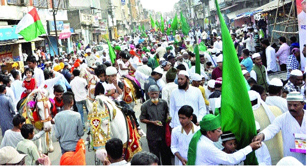 The procession for the birthday of Prophet Mohammad in Sangli, Eid-e-Milad | सांगली, मिरजेत पैगंबर जयंतीनिमित्त मिरवणूक : ईद-ए-मिलाद उत्साहात The procession for the birthday of Prophet Mohammad in Sangli, Eid-e-Milad | सांगली, मिरजेत पैगंबर जयंतीनिमित्त मिरवणूक : ईद-ए-मिलाद उत्साहात