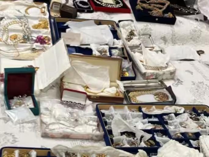 ed raids dozen locations including delhi noida meerut 20 crore diamonds gold cash recovered retired ias officer | कोट्यवधींचं घबाड! रिटायर्ड IAS अधिकाऱ्याच्या लॉकरमध्ये सापडले २० कोटींचे हिरे, सोनं, कॅश ed raids dozen locations including delhi noida meerut 20 crore diamonds gold cash recovered retired ias officer | कोट्यवधींचं घबाड! रिटायर्ड IAS अधिकाऱ्याच्या लॉकरमध्ये सापडले २० कोटींचे हिरे, सोनं, कॅश