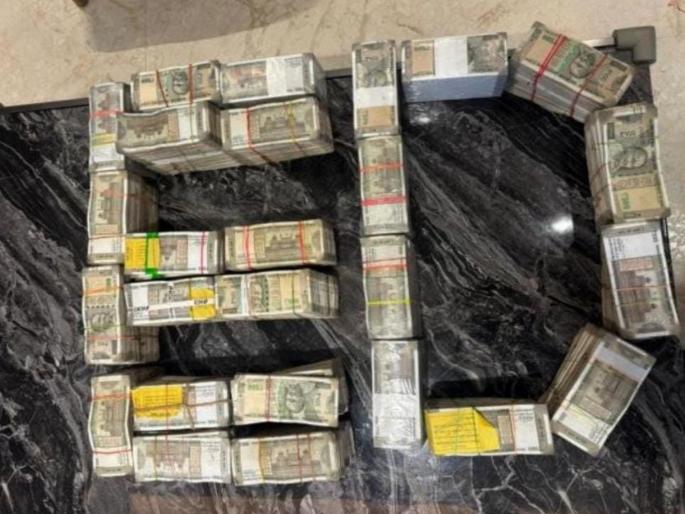 Rs 1 crore 32 lakh found in Anil Kumar Pawar's house, important documents also seized | अनिलकुमार पवारांच्या घरात सापडले १ कोटी ३२ लाख रुपये, महत्वाची कागदपत्रेही जप्त Rs 1 crore 32 lakh found in Anil Kumar Pawar's house, important documents also seized | अनिलकुमार पवारांच्या घरात सापडले १ कोटी ३२ लाख रुपये, महत्वाची कागदपत्रेही जप्त