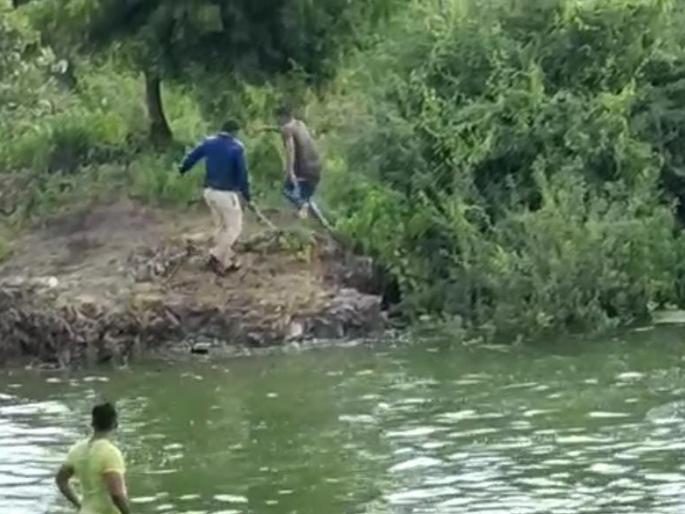 Crowd on Ekburji dam; The police beat the youths | एकबुर्जी धरणावर गर्दी; पोलिसांनी युवकांना दिला चोप Crowd on Ekburji dam; The police beat the youths | एकबुर्जी धरणावर गर्दी; पोलिसांनी युवकांना दिला चोप