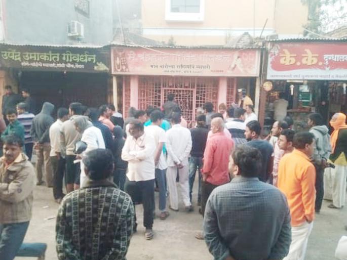 Robbery at jewelery shops at Vairag - seven lakh silver lampas | वैराग येथे सराफ दुकानांवर दरोडा; सात लाखांचे सोन्या-चांदीचे दागिने लंपास Robbery at jewelery shops at Vairag - seven lakh silver lampas | वैराग येथे सराफ दुकानांवर दरोडा; सात लाखांचे सोन्या-चांदीचे दागिने लंपास