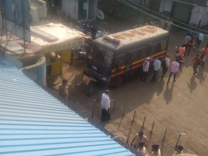 passengers protesting for various demands at Titwala Station | टिटवाळा स्थानकावर विविध मागण्यांसाठी प्रवाशांचे आंदोलन passengers protesting for various demands at Titwala Station | टिटवाळा स्थानकावर विविध मागण्यांसाठी प्रवाशांचे आंदोलन