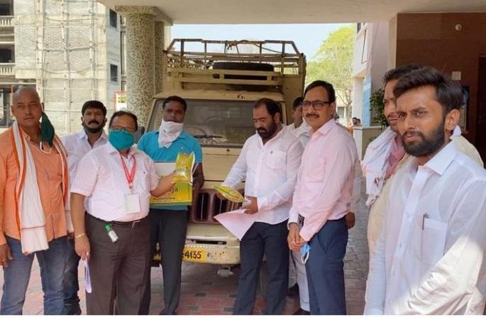 Shiv Sena distributes edible oil to seven thousand families | शिवसेनेकडून सात हजार कुटुंबांना खाद्यतेलाचे वाटप Shiv Sena distributes edible oil to seven thousand families | शिवसेनेकडून सात हजार कुटुंबांना खाद्यतेलाचे वाटप