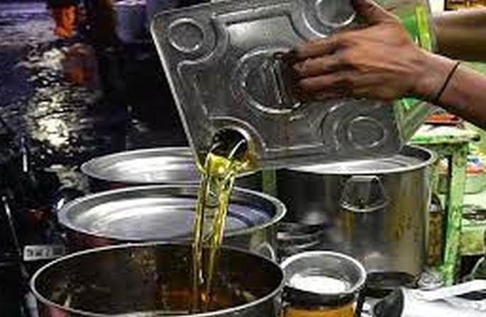 600 liters of edible oil stolen in Motala | मोताळ्यात ६०० लिटर खाद्य तेल चोरले 600 liters of edible oil stolen in Motala | मोताळ्यात ६०० लिटर खाद्य तेल चोरले