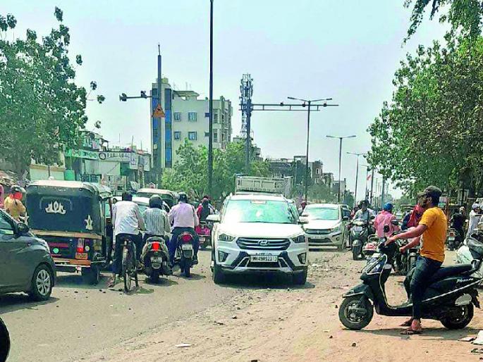 traffic jams umred route dighori area due to ongoing road construction | एकीकडे रस्त्याचे बांधकाम, दुसरीकडे लागतो जाम traffic jams umred route dighori area due to ongoing road construction | एकीकडे रस्त्याचे बांधकाम, दुसरीकडे लागतो जाम
