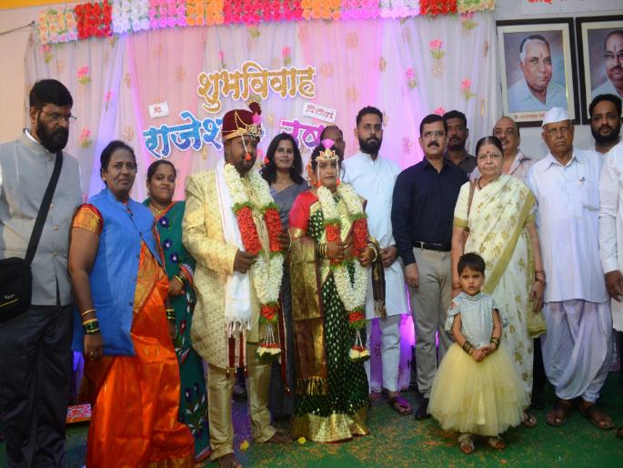 Mirjeet Astha Marries a Girl from the Homeless Centre; Kanyadan by Municipal Commissioner Sunil Pawar | मिरजेत आस्था बेघर केंद्रातील तरुणीचा थाटात विवाह; महापालिका आयुक्त सुनील पवार यांच्याकडून कन्यादान Mirjeet Astha Marries a Girl from the Homeless Centre; Kanyadan by Municipal Commissioner Sunil Pawar | मिरजेत आस्था बेघर केंद्रातील तरुणीचा थाटात विवाह; महापालिका आयुक्त सुनील पवार यांच्याकडून कन्यादान