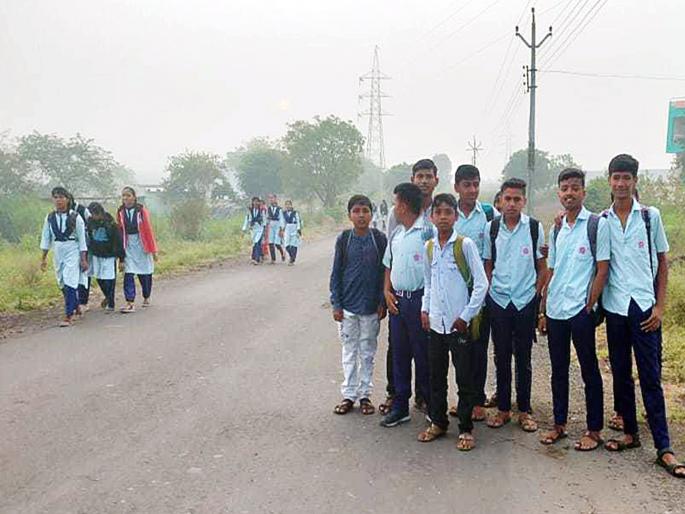 ST bus stopped after Corona, students start 5 km walk to school | कोरोनानंतर एसटी बस बंद, विद्यार्थ्यांची शाळेसाठी ५ किमीची पायपीट सुरू ST bus stopped after Corona, students start 5 km walk to school | कोरोनानंतर एसटी बस बंद, विद्यार्थ्यांची शाळेसाठी ५ किमीची पायपीट सुरू