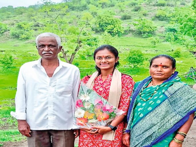 The situation at home is desperate; Work in 'Earn and Learn' scheme; Girl Police Sub-Inspector Completing Education | घरची परिस्थिती बेताची; ‘कमवा व शिका’ योजनेत काम; शिक्षण पूर्ण करत कन्या पोलीस उपनिरीक्षक The situation at home is desperate; Work in 'Earn and Learn' scheme; Girl Police Sub-Inspector Completing Education | घरची परिस्थिती बेताची; ‘कमवा व शिका’ योजनेत काम; शिक्षण पूर्ण करत कन्या पोलीस उपनिरीक्षक