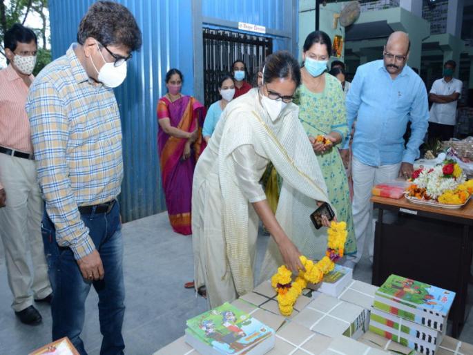 Fifteen days after the commencement of school supply of textbooks to Balbharati; Launched by the Minister of School Education | बालभारतीच्या पाठ्यपुस्तक पुरवठा मोहिमेला अखेर मिळाला मुहूर्त; शालेय शिक्षणमंत्र्यांच्या हस्ते शुभारंभ