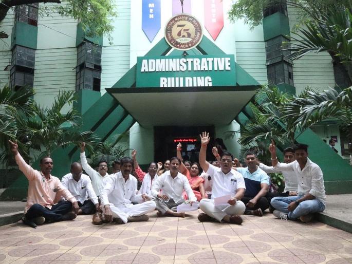 Ahmednagar College Biotech Branch Closed, Parents' Protest | Ahmednagar: अहमदनगर कॉलेजमधील बायोटेक शाखा बंद, पालकांचे धरणे आंदोलन Ahmednagar College Biotech Branch Closed, Parents' Protest | Ahmednagar: अहमदनगर कॉलेजमधील बायोटेक शाखा बंद, पालकांचे धरणे आंदोलन