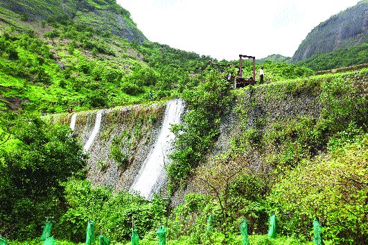 Navi Mumbai water logged due to partial work | अर्धवट कामांमुळेच नवी मुंबई तुंबली Navi Mumbai water logged due to partial work | अर्धवट कामांमुळेच नवी मुंबई तुंबली