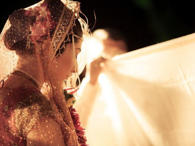 The father says you need a dowry .. the boy says, just give the girl .. then the girl says the soldier will work but not the farmer | वडील म्हणतात हुंडा पाहिजेच.. मुलगा म्हणतो, फक्त मुलगी द्या.. तर मुलगी म्हणते शिपाई चालेल पण शेतकरी नको