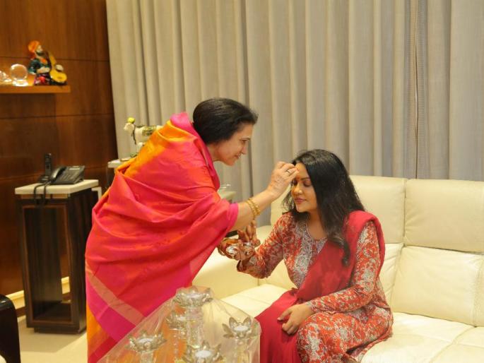 On one side, the hospitality of 'Amrita Vahini'....on the other side, 'Subhash Bapu's' helicopter tour! | एकीकडं ‘अमृता वहिनीं’चा पाहुणचार....दुसरीकडं ‘सुभाषबापूं’ची हेलिकॉप्टरवारी ! On one side, the hospitality of 'Amrita Vahini'....on the other side, 'Subhash Bapu's' helicopter tour! | एकीकडं ‘अमृता वहिनीं’चा पाहुणचार....दुसरीकडं ‘सुभाषबापूं’ची हेलिकॉप्टरवारी !