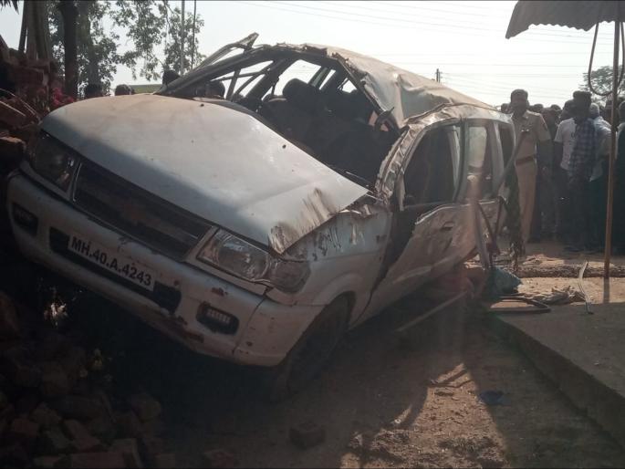 Uncontrolled Tavera crashes into electric pole: three killed, 14 injured | अनियंत्रित टवेरा विद्युत खांबावर धडकली: तीन ठार, १४ जखमी Uncontrolled Tavera crashes into electric pole: three killed, 14 injured | अनियंत्रित टवेरा विद्युत खांबावर धडकली: तीन ठार, १४ जखमी