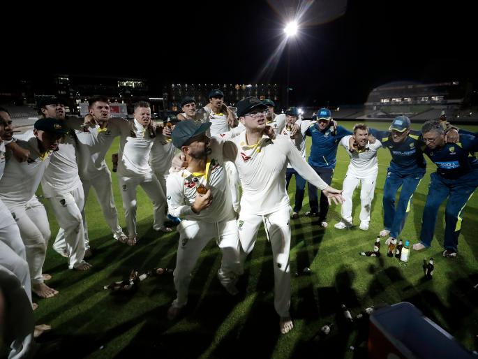 The Australian team drank beer on the field and then Steven Smith did something ... | ऑस्ट्रेलियाच्या संघाने मैदानात प्यायली बीअर आणि त्यानंतर स्मिथने केलं असं काही...