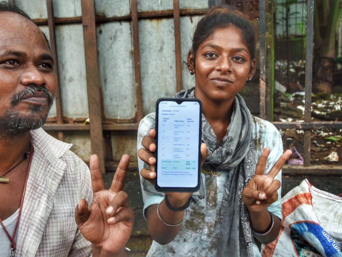 Asma Salim Shaikh, a student passed SSC with 40%. studied on the footpath under the streetlight | शाब्बास पोरी! मुंबईच्या फुटपाथवर राहणाऱ्या आस्माची यशाला गवसणी; जगतेय संघर्षमय जीवन Asma Salim Shaikh, a student passed SSC with 40%. studied on the footpath under the streetlight | शाब्बास पोरी! मुंबईच्या फुटपाथवर राहणाऱ्या आस्माची यशाला गवसणी; जगतेय संघर्षमय जीवन