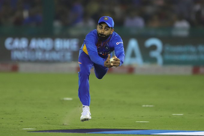 India vs South Africa, 2nd T20: Virat Kohli's super catch in the air, watch video | India vs South Africa, 2nd T20 : हवेत उडी मारत विराट कोहलीची सुपर कॅच, व्हिडीओ वायरल