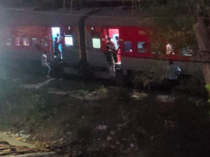 Gutkha, Kharra snacks sold at Shramik Special | श्रमिक स्पेशलमध्ये गुटखा, खर्रा अन् नाश्त्याची विक्री Gutkha, Kharra snacks sold at Shramik Special | श्रमिक स्पेशलमध्ये गुटखा, खर्रा अन् नाश्त्याची विक्री