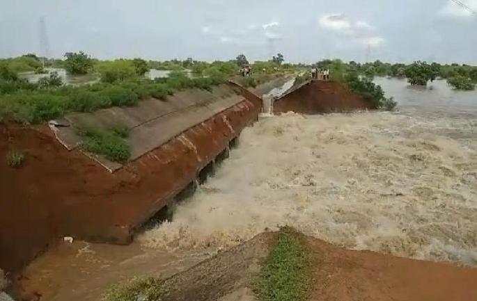 An important small canal of Gosekhurd dam burst in 4 places | गोसेखुर्द धरणाचा एक महत्वाचा लघु कालवा ४ जागी फुटला An important small canal of Gosekhurd dam burst in 4 places | गोसेखुर्द धरणाचा एक महत्वाचा लघु कालवा ४ जागी फुटला