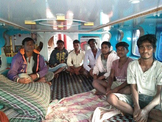 'If you don't go here, shoot you; police warn sailors | ‘तुम्ही येथून गेला नाहीत, तर गोळ्या घालू!’; पोलिसांचा खलाशांना दम 'If you don't go here, shoot you; police warn sailors | ‘तुम्ही येथून गेला नाहीत, तर गोळ्या घालू!’; पोलिसांचा खलाशांना दम