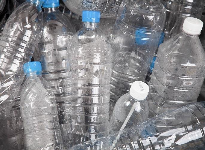 Bottled water is plastic mix | सावधान...बाटलीतले पाणी शुद्ध नव्हे, तर प्लॅस्टिकयुक्त! Bottled water is plastic mix | सावधान...बाटलीतले पाणी शुद्ध नव्हे, तर प्लॅस्टिकयुक्त!
