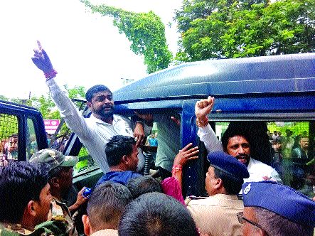 Prioritize locals over a job | नोकरभरतीत स्थानिकांना प्राधान्य द्या Prioritize locals over a job | नोकरभरतीत स्थानिकांना प्राधान्य द्या