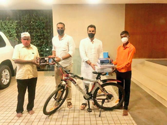 22 km pipeline for school, bicycle gift to Ananta who got 82% by parth pawar | शाळेसाठी करायचा 22 km ची पायपीट, 82 % मिळवणाऱ्या अनंताला सायकल भेट 22 km pipeline for school, bicycle gift to Ananta who got 82% by parth pawar | शाळेसाठी करायचा 22 km ची पायपीट, 82 % मिळवणाऱ्या अनंताला सायकल भेट