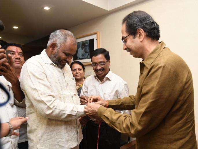 farmer leader close to BJP, Sandeep Gidde Joined Shiv Sena in presence of Uddhav Thackeray | भाजपाशी जवळीक असणारे शेतकरी नेते संदीप गिड्डे यांनी हातावर बांधलं शिवबंधन farmer leader close to BJP, Sandeep Gidde Joined Shiv Sena in presence of Uddhav Thackeray | भाजपाशी जवळीक असणारे शेतकरी नेते संदीप गिड्डे यांनी हातावर बांधलं शिवबंधन