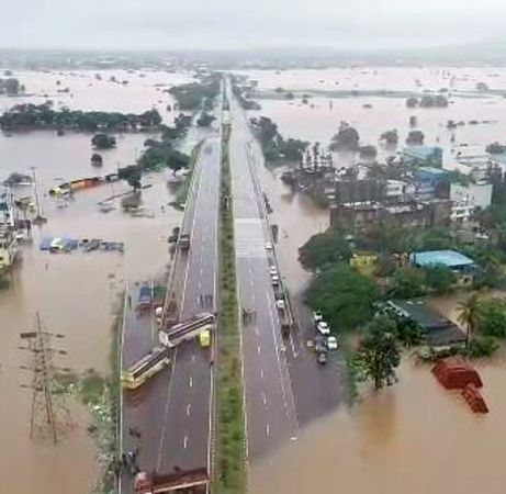 Kolhapur: Rumors after tanker release; bengaluru-pune highway not started today | कोल्हापूर : टँकर सोडल्याने अफवा; आज नाही उद्यापासून सुरू होणार महामार्ग Kolhapur: Rumors after tanker release; bengaluru-pune highway not started today | कोल्हापूर : टँकर सोडल्याने अफवा; आज नाही उद्यापासून सुरू होणार महामार्ग