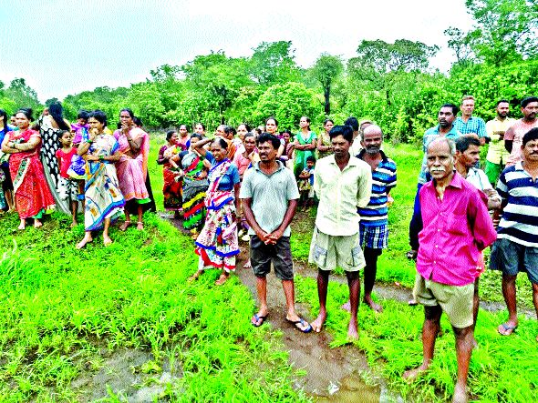 Survey officials scolded by villegers for bullet train land grabbing | सर्वेक्षण अधिकाऱ्यांना पिटाळले Survey officials scolded by villegers for bullet train land grabbing | सर्वेक्षण अधिकाऱ्यांना पिटाळले