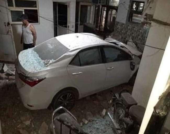 lockdown drunk young man rammed car in bedroom of anothers bungalow hrb | लॉकडाऊनमध्ये नशेत वेगाने कार घेऊन तरुण बेडरूममध्ये घुसला अन्...