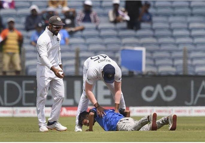 India vs South Africa, 2nd Test: The fan entered the field and bowed to Rohit Sharma's leg ... | India vs South Africa, 2nd Test : एक चाहता मैदानात घुसला आणि रोहितच्या पायावर नतमस्तक झाला...