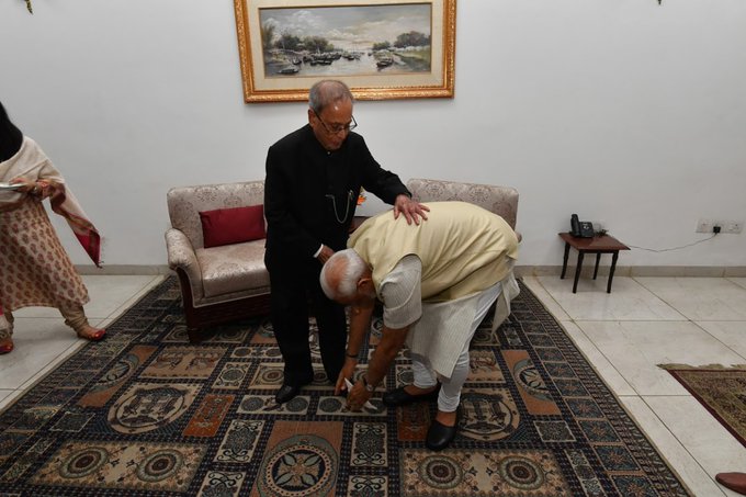 Prime Minister Modi was blessed by Pranab Mukherjee, who remembered his first visit to Delhi | प्रणव मुखर्जींनीच आशीर्वाद दिला होता; पंतप्रधान मोदींना पहिल्या दिल्ली भेटीची आठवण