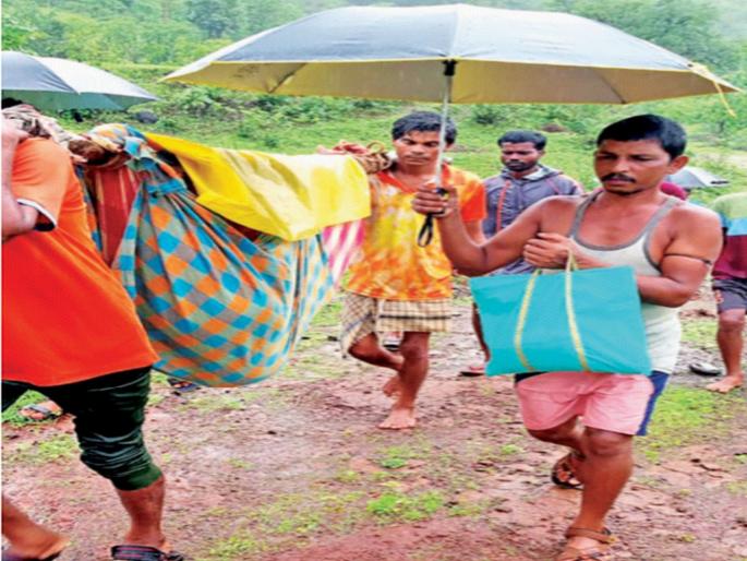 It's time to dump her and move on | मोखाड्यात आजारी महिलेला डोलीतून नेण्याची आली वेळ It's time to dump her and move on | मोखाड्यात आजारी महिलेला डोलीतून नेण्याची आली वेळ