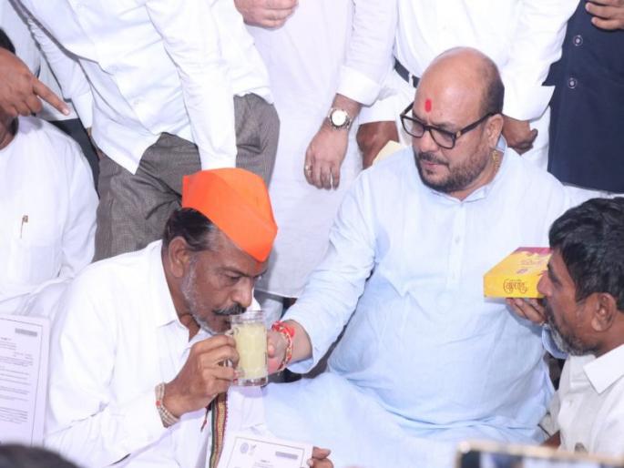 Food sacrifice movement of Koli brothers suspended in Jalgaon; Coordinating committee formed to solve the problems | जळगावात कोळी बांधवांचे अन्नत्याग आंदोलन स्थगित; अडचणी सोडवण्यासाठी समन्वय समिती स्थापन Food sacrifice movement of Koli brothers suspended in Jalgaon; Coordinating committee formed to solve the problems | जळगावात कोळी बांधवांचे अन्नत्याग आंदोलन स्थगित; अडचणी सोडवण्यासाठी समन्वय समिती स्थापन